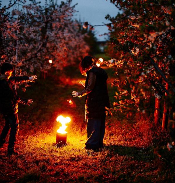 twee kinderen rond een vuurpot